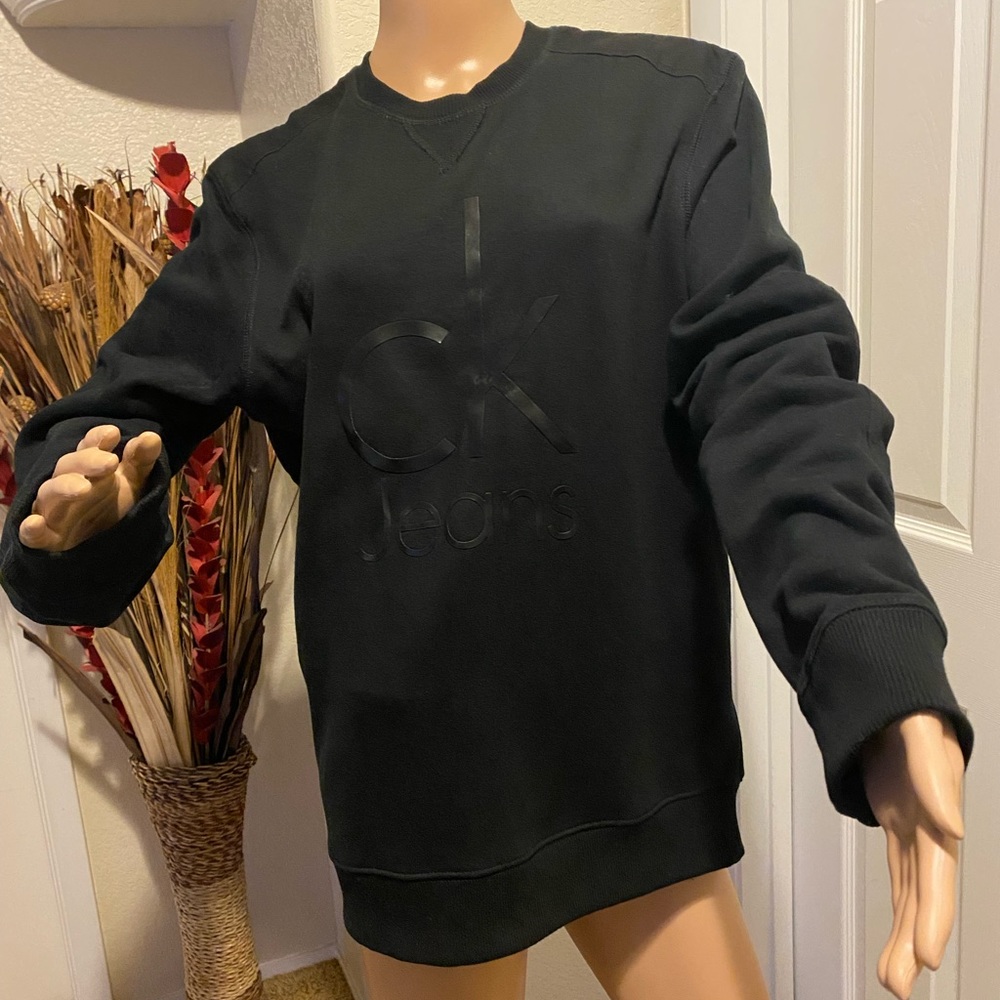 Black crew neck pull over sweater, new no tags